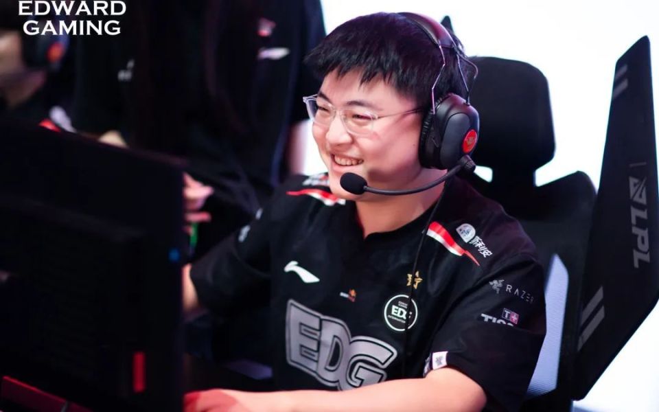 爱游戏入口 -Uzi迎来三赛季高光表现，TL球迷沸腾！(uzi获得哪些赛季的冠军)