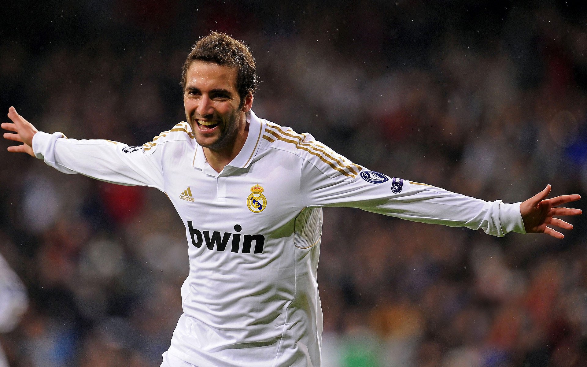 斯瓦泰克赛点兑现,皇家马德里淘汰拜仁慕尼黑晋级四强,主帅激动落泪