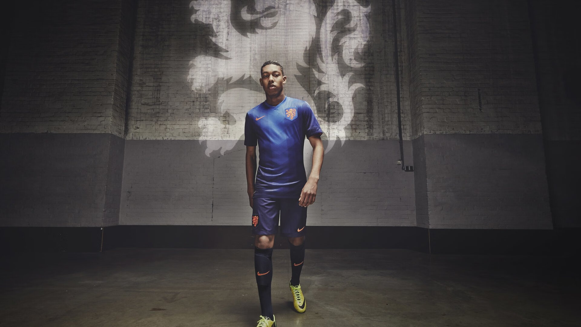 德布劳内回归赛场，战术调整首场状态亮眼，曼联观众沸腾！